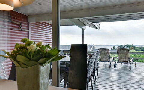 Miriam - 300M from the Sea: Dak, Huis, Land Lot, Huis, Verblijf, Landgoed, Garden Gebouwen, Schaduw, Blokhut, Landscaping