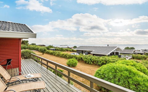 Miriam - 300M from the Sea: Dak, Huis, Land Lot, Huis, Verblijf, Landgoed, Garden Gebouwen, Schaduw, Blokhut, Landscaping