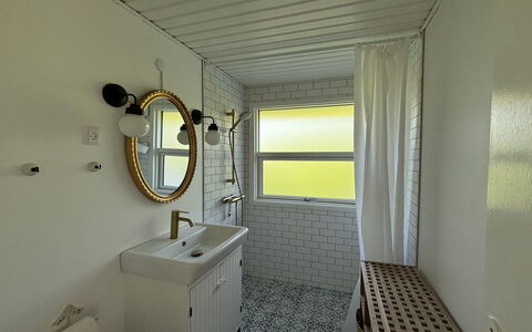 Aksa - 400M from the Sea: Muur, Loodgieterswerkinrichting, Interieur Ontwerp, Badkamer, Verdieping, Verlichting, Flooring, Loodgieter, Kamer, Plafond
