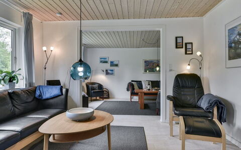 Thrugels - 200M from the Sea: Interieur Ontwerp, Meubilair, Muur, Flooring, Plafond, Hout, Lichte Inrichting, Verdieping, Woonkamer, Huis