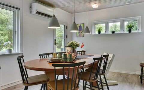 Thrugels - 200M from the Sea: Meubilair, Interieur Ontwerp, Flooring, Hout, Lichte Inrichting, Plafond, Eetkamer, Stoel, Keuken En Eettafel, Tafel