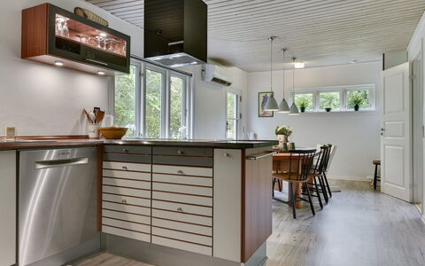 Thrugels - 200M from the Sea: Flooring, Hout, Keuken, Interieur Ontwerp, Toestel Van De Keuken, Verdieping, Meubilair, Cabinetry, Countertop, Plafond