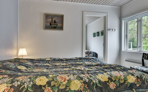 Thrugels - 200M from the Sea: Slaapkamer, Bed, Laken, Bedding, Interieur Ontwerp, Meubilair, Linens, Bed Frame, Verdieping, Plafond