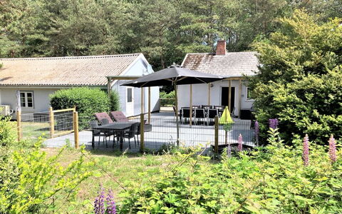 Thrugels - 200M from the Sea: Huis, Dak, Struik, Huis, Verblijf, Woongebied, Land Lot, Tuin, Groundcover