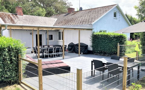 Thrugels - 200M from the Sea: Veranda, Schaduw, Tuin, Hek, Dek, Outdoor Structuur, Backyard, Werf, Landscaping, Patio