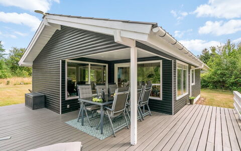 Giertrud - 500M from the Sea: Hout, Veranda, Siding, Huis, Dak, Huis, Verblijf, Deur, Dek, Hardwood