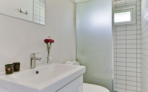 Giertrud - 500M from the Sea: Badkamer, Loodgieterswerkinrichting, Muur, Interieur Ontwerp, Flooring, Wastafel In De Badkamer, Verdieping, Wastafel, Toilet, Kraan