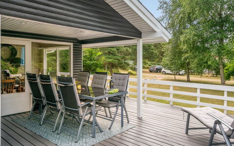 Giertrud - 500M from the Sea: Hout, Veranda, Buitenmeubels, Huis, Deur, Meubilair, Verblijf, Dek, Siding, Schaduw