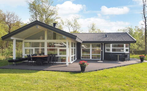 Riaan - 200M from the Sea: Garden Gebouwen