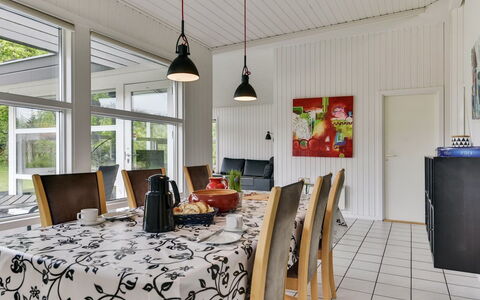 Riaan - 200M from the Sea: Meubilair, Interieur Ontwerp, Flooring, Hout, Verdieping, Plafond, Houten Vloer, Stoel, Tafel, Verlichting
