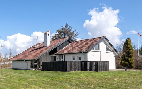 Faina - 100M from the Sea: Dak, Huis, Huis, Verblijf, Deur, Siding, Dek, Veranda, Plank, Hardwood