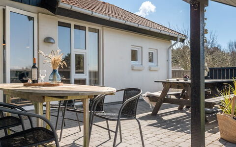 Faina - 100M from the Sea: Dak, Huis, Huis, Verblijf, Deur, Siding, Dek, Veranda, Plank, Hardwood
