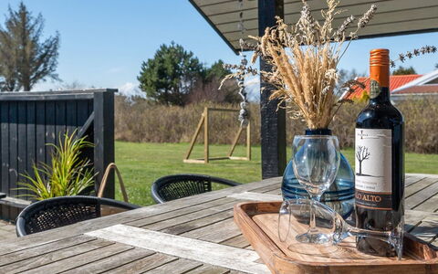 Faina - 100M from the Sea: Dak, Huis, Huis, Verblijf, Deur, Siding, Dek, Veranda, Plank, Hardwood