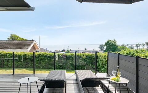 Aasta - 250M from the Sea: Flooring, Muur, Verdieping, Interieur Ontwerp, Hout, Plafond, Houten Vloer, Verlichting, Meubilair, Laminaatvloer