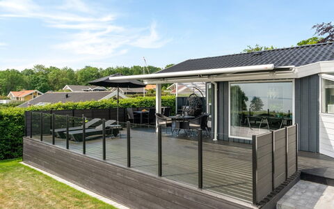 Aasta - 250M from the Sea: Flooring, Muur, Verdieping, Interieur Ontwerp, Hout, Plafond, Houten Vloer, Verlichting, Meubilair, Laminaatvloer