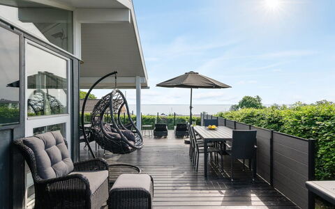 Aasta - 250M from the Sea: Flooring, Muur, Verdieping, Interieur Ontwerp, Hout, Plafond, Houten Vloer, Verlichting, Meubilair, Laminaatvloer