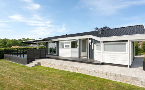 Aasta - 250M from the Sea: Flooring, Muur, Verdieping, Interieur Ontwerp, Hout, Plafond, Houten Vloer, Verlichting, Meubilair, Laminaatvloer