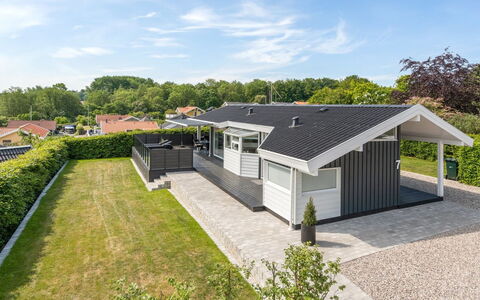 Aasta - 250M from the Sea: Flooring, Muur, Verdieping, Interieur Ontwerp, Hout, Plafond, Houten Vloer, Verlichting, Meubilair, Laminaatvloer