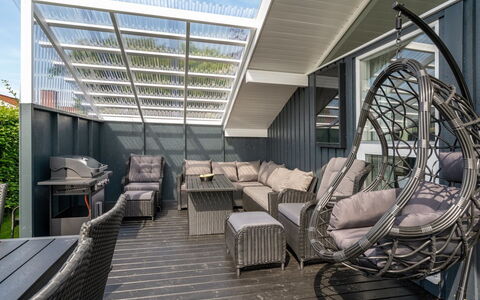 Aasta - 250M from the Sea: Flooring, Muur, Verdieping, Interieur Ontwerp, Hout, Plafond, Houten Vloer, Verlichting, Meubilair, Laminaatvloer