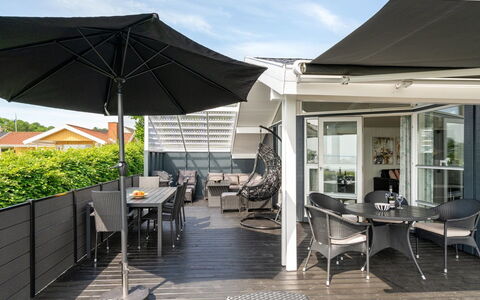 Aasta - 250M from the Sea: Flooring, Muur, Verdieping, Interieur Ontwerp, Hout, Plafond, Houten Vloer, Verlichting, Meubilair, Laminaatvloer