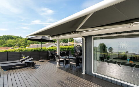 Aasta - 250M from the Sea: Flooring, Muur, Verdieping, Interieur Ontwerp, Hout, Plafond, Houten Vloer, Verlichting, Meubilair, Laminaatvloer