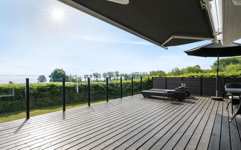 Aasta - 250M from the Sea: Flooring, Muur, Verdieping, Interieur Ontwerp, Hout, Plafond, Houten Vloer, Verlichting, Meubilair, Laminaatvloer