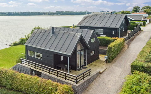 Reinhard - 50M from the Sea: Meubilair, Interieur Ontwerp, Flooring, Hout, Verdieping, Plafond, Houten Vloer, Stoel, Tafel, Verlichting