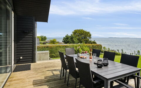Reinhard - 50M from the Sea: Meubilair, Interieur Ontwerp, Flooring, Hout, Verdieping, Plafond, Houten Vloer, Stoel, Tafel, Verlichting