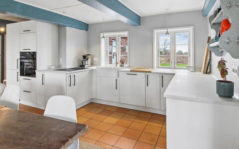 Myra - 18Km from the Sea: Keuken, Flooring, Interieur Ontwerp, Countertop, Meubilair, Verdieping, Plafond, Hout, Major Appliance, Toestel Van De Keuken