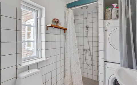 Myra - 18Km from the Sea: Flooring, Verdieping, Loodgieterswerkinrichting, Interieur Ontwerp, Loodgieter, Badkamer, Plafond, Kamer, Tegel, Toilet