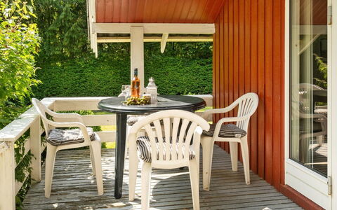 Rentje - 31Km from the Sea: Meubilair, Interieur Ontwerp, Stoel, Flooring, Tafel, Toevlucht, Verdieping, Plafond, Kamer, Eco Hotel