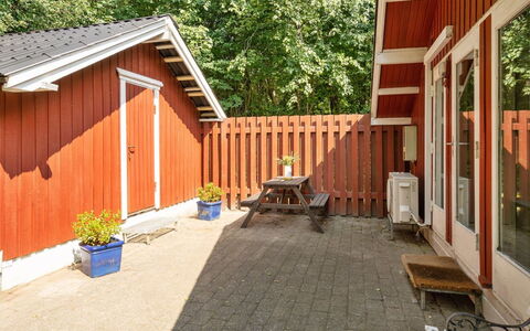 Rentje - 31Km from the Sea: Meubilair, Interieur Ontwerp, Stoel, Flooring, Tafel, Toevlucht, Verdieping, Plafond, Kamer, Eco Hotel