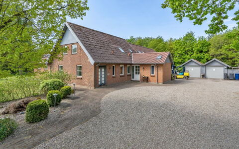 Birita - 20Km from the Sea: Blauw, Struik, Verblijf, Groundcover, Tuin, Landgoed, Schaduw, Landscaping, Boerderij, Eco Hotel