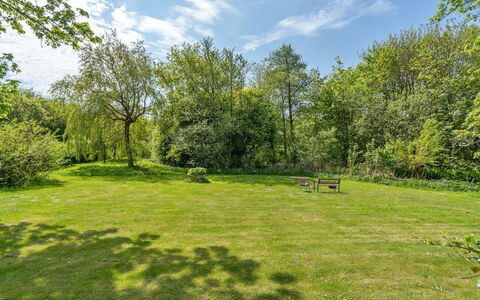 Birita - 20Km from the Sea: Blauw, Struik, Verblijf, Groundcover, Tuin, Landgoed, Schaduw, Landscaping, Boerderij, Eco Hotel