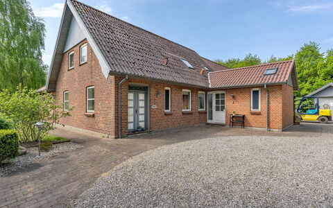 Birita - 20Km from the Sea: Blauw, Struik, Verblijf, Groundcover, Tuin, Landgoed, Schaduw, Landscaping, Boerderij, Eco Hotel