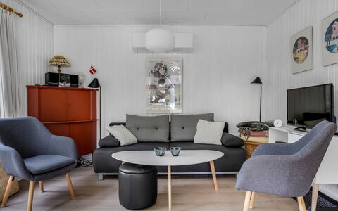 Alflak - 5.2Km from the Sea: Meubilair, Interieur Ontwerp, Flooring, Verdieping, Woonkamer, Bankstel, Hout, Kamer, Tafel, Stoel
