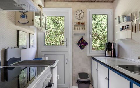 Alflak - 5.2Km from the Sea: Keuken, Toestel Van De Keuken, Major Appliance, Countertop, Interieur Ontwerp, Huishoudapparatuur, Cabinetry, Huis, Fornuis, Gootsteen