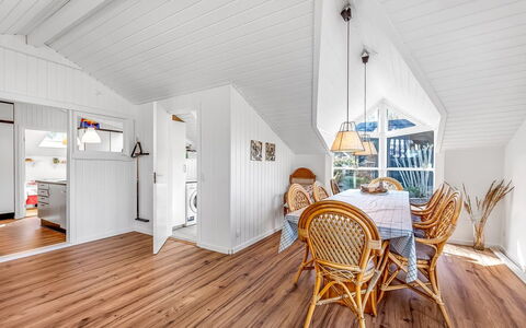 Caya - 450M to the Fjord: Flooring, Interieur Ontwerp, Hout, Verdieping, Trap, Plafond, Beits, Houten Vloer, Hardwood, Leuning