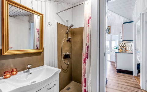 Caya - 450M to the Fjord: Flooring, Interieur Ontwerp, Hout, Verdieping, Trap, Plafond, Beits, Houten Vloer, Hardwood, Leuning