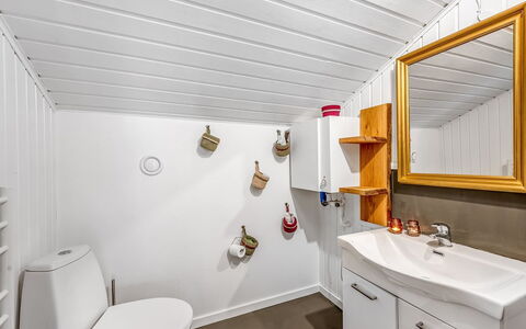 Caya - 450M to the Fjord: Flooring, Interieur Ontwerp, Hout, Verdieping, Trap, Plafond, Beits, Houten Vloer, Hardwood, Leuning