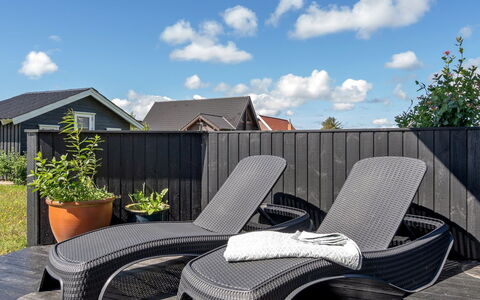 Gudmunda - 200M to the Fjord: Dak, Huis, Huis, Verblijf, Deur, Siding, Dek, Veranda, Plank, Hardwood
