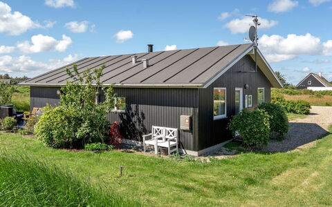 Gudmunda - 200M to the Fjord: Dak, Huis, Huis, Verblijf, Deur, Siding, Dek, Veranda, Plank, Hardwood