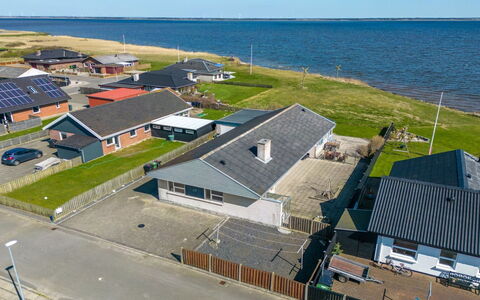 Bibbi - 20M to the Fjord: Meubilair, Interieur Ontwerp, Flooring, Hout, Verdieping, Plafond, Houten Vloer, Stoel, Tafel, Verlichting
