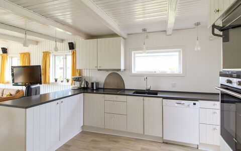 Lillebror - 200M from the Sea: Dak, Huis, Huis, Verblijf, Siding, Landgoed, Oprit, Garden Gebouwen, Werf, Schuur