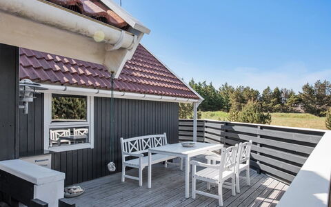 Bente - 800M from the Sea: Dak, Huis, Huis, Verblijf, Deur, Siding, Dek, Veranda, Plank, Hardwood