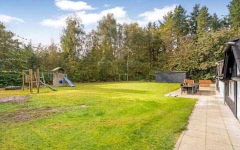 Eisa - 300M to the Fjord: Blauw, Struik, Verblijf, Groundcover, Tuin, Landgoed, Schaduw, Landscaping, Boerderij, Eco Hotel
