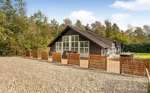 Eisa - 300M to the Fjord: Blauw, Struik, Verblijf, Groundcover, Tuin, Landgoed, Schaduw, Landscaping, Boerderij, Eco Hotel