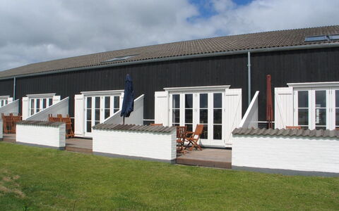 Ingeborre - 100M to the Fjord: Dak, Schaduw, Siding, Werf, Hardwood, Daylighting, Backyard, Plank, Binnenplaats