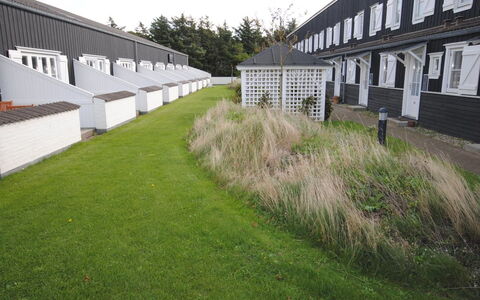 Ingeborre - 100M to the Fjord: Groundcover, Gazon, Werf, Tuin, Landscaping, Binnenplaats, Daylighting, Oprit, Kunstgras, Backyard