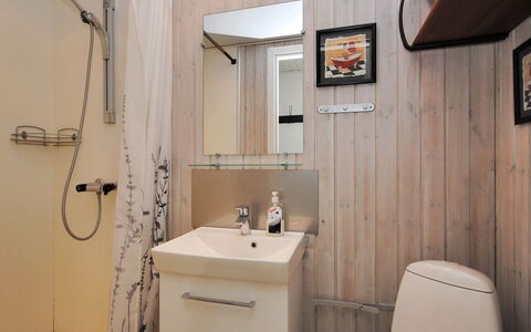 Ingeborre - 100M to the Fjord: Badkamer, Loodgieterswerkinrichting, Flooring, Muur, Verdieping, Wastafel In De Badkamer, Interieur Ontwerp, Hout, Wastafel, Toilet
